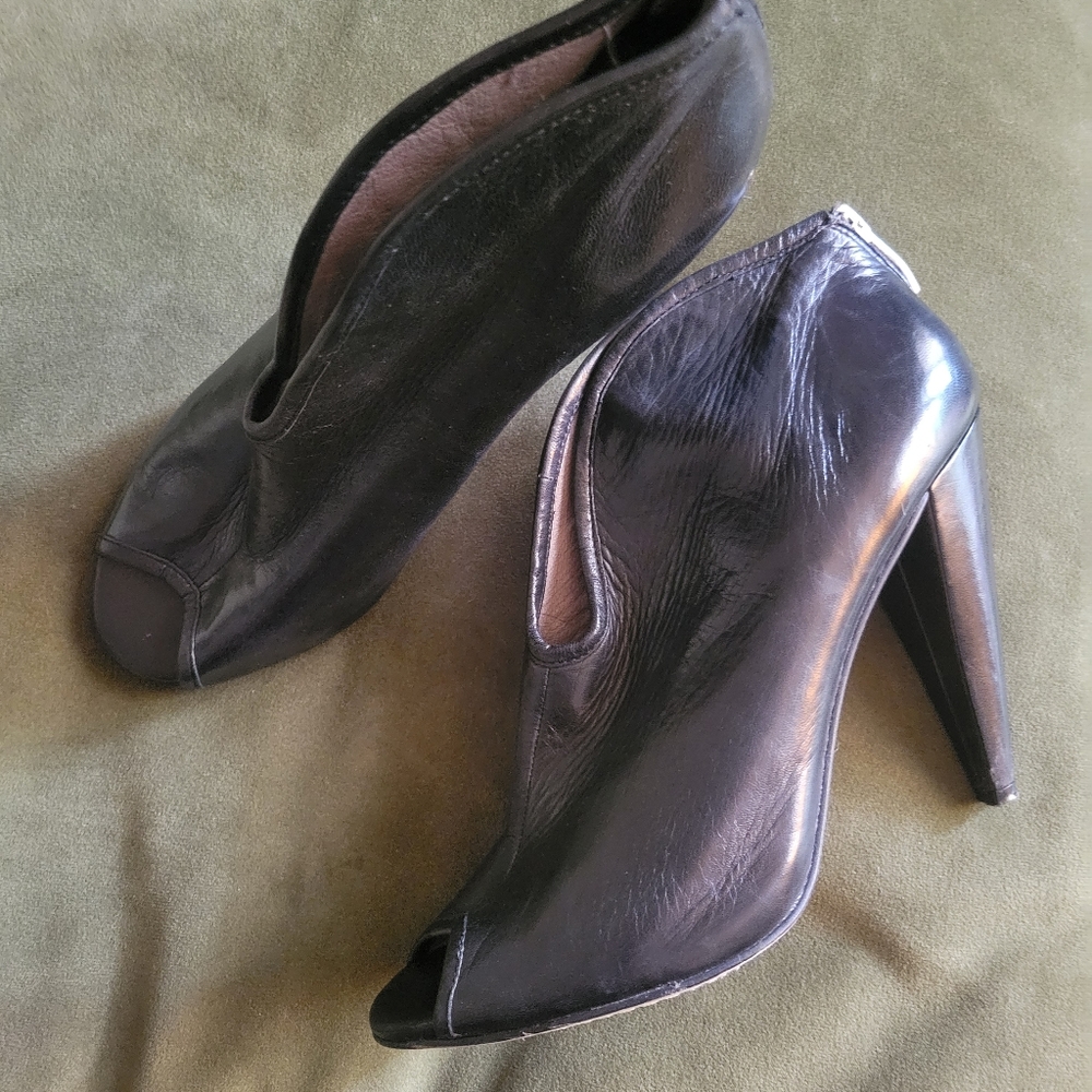 Vince Camuto black leather Amber booties GUC